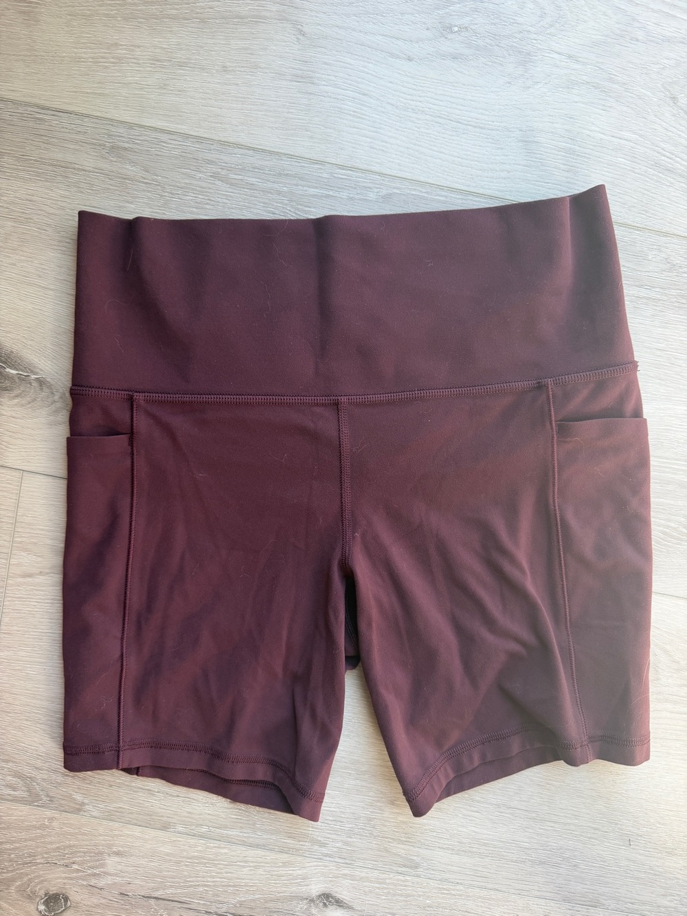 ATHLETA SALUTATION STASH SHORT - M